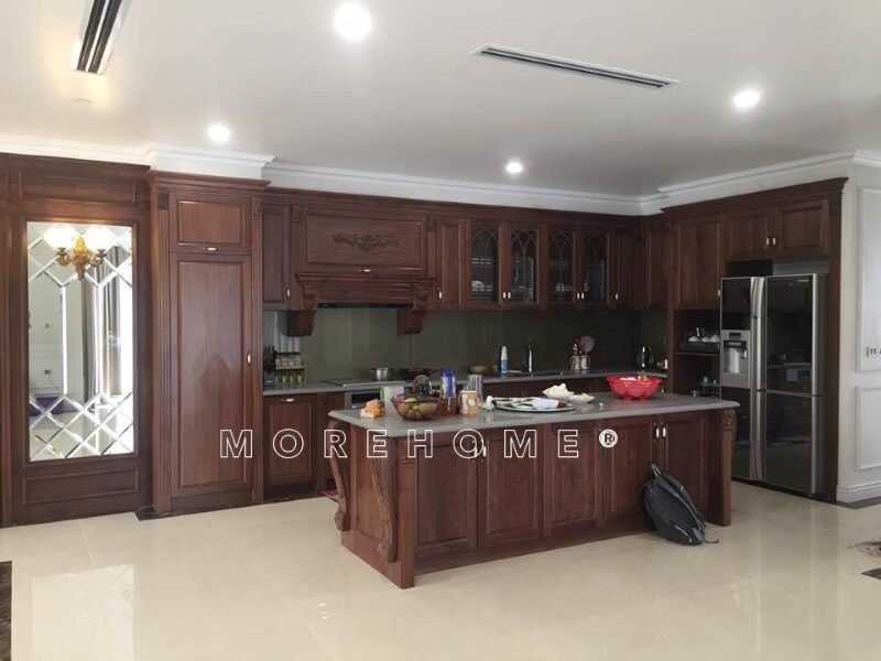 Thi công nội thất phòng bếp gỗ tự nhiên phong cách tân cổ điển đẹp sang trọng cho biệt thự Ecopark Hưng Yên.
