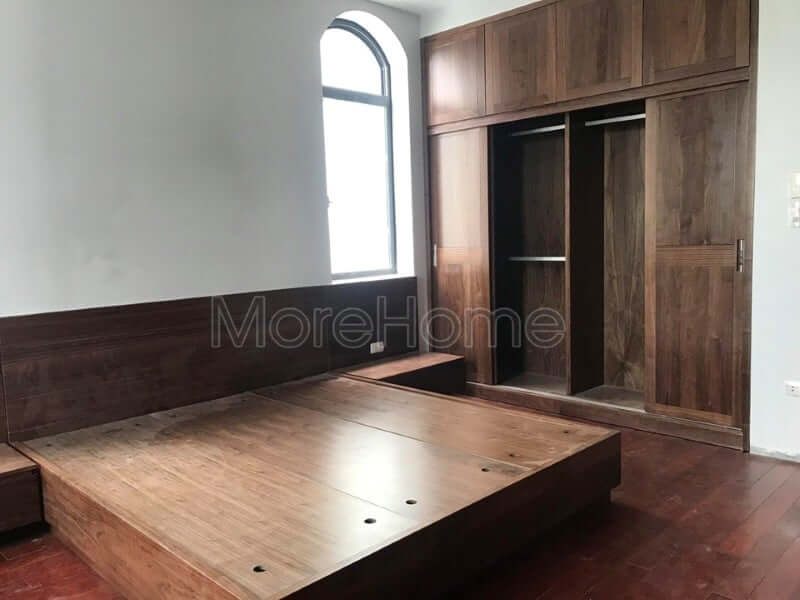 Mẫu tủ quần áo óc chó cao cấp màu nâu trầm với kiểu dáng thời thượng cùng những đường vân tinh tế, cuốn hút mọi ánh nhỉ
